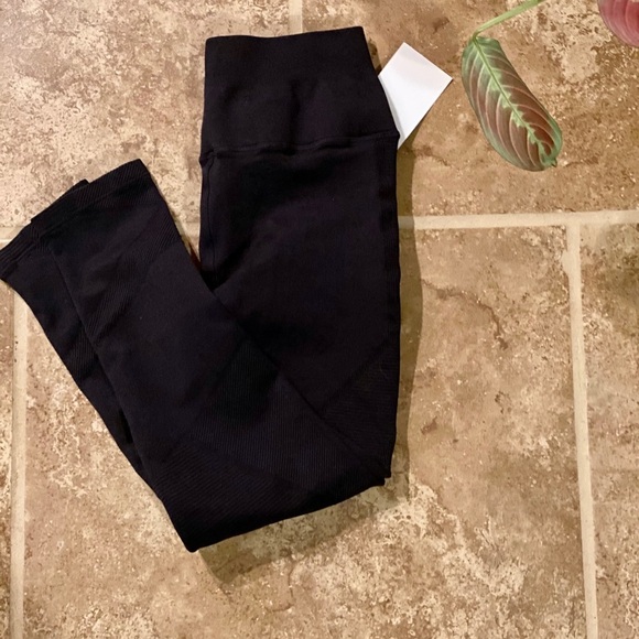 NWT ~ NUX Zigzag Capri Pants Athletic Gear - Picture 7 of 9